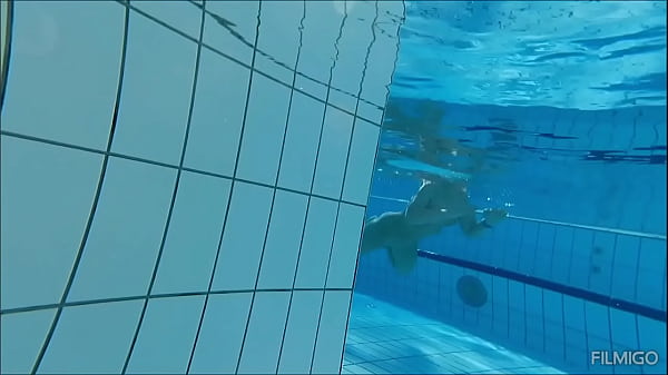 Arielarider – Ariela Rider naked in the pool