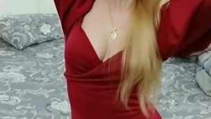 Сексуальная девушка в бордовой одежде, без трусиков, жутко возбужденная