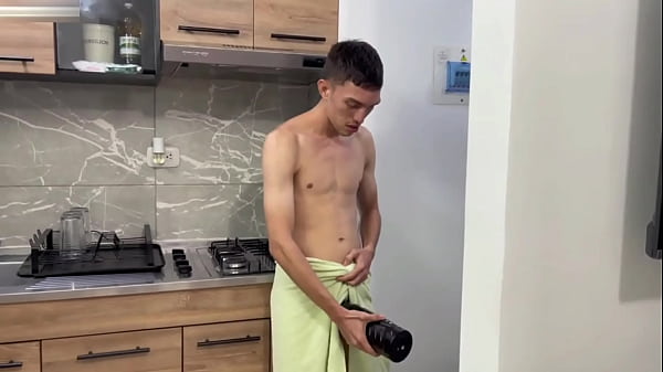 Descubro a mi hermanastro de gran verga masturbándose y se termina follándome