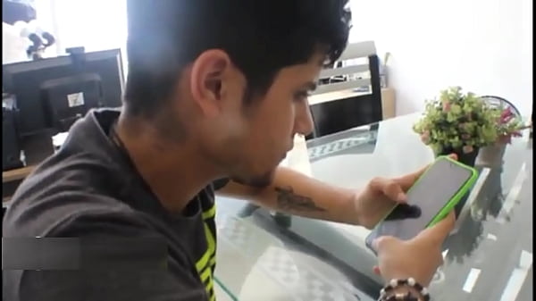 LATINA DEJA CAER SU TOALLA DELANTE DE SU LINDO HERMANASTRO PARA QUE EL LA FOLLE DURO Y RICO