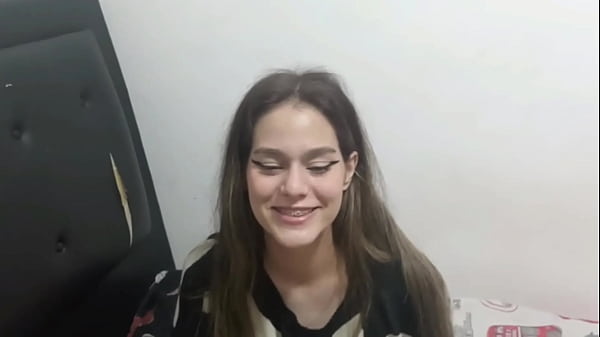 Me encuentro a la zorra de mi hermanastra atrapada en posición de perrito y me la follo