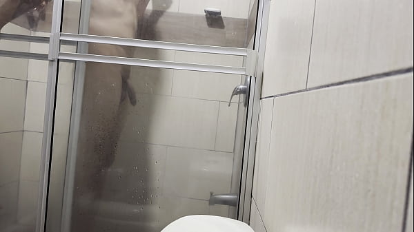 Me espian en el baño y cuando me masturbo con las bragas de mi prima