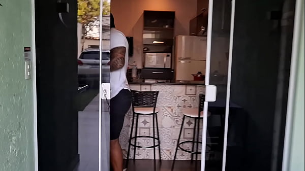 Negão entrou na minha casa e arrombou meu cuzinho