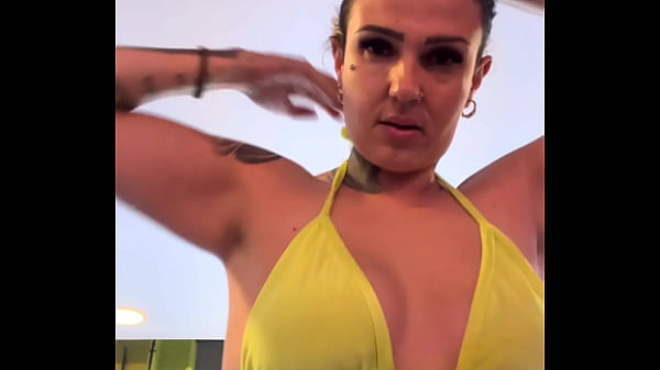 Quase fui expulsa academia de frente a praia Copacabana! Por está treinando de biquíni fio dental transparente e todo molhado na buceta rosinha!