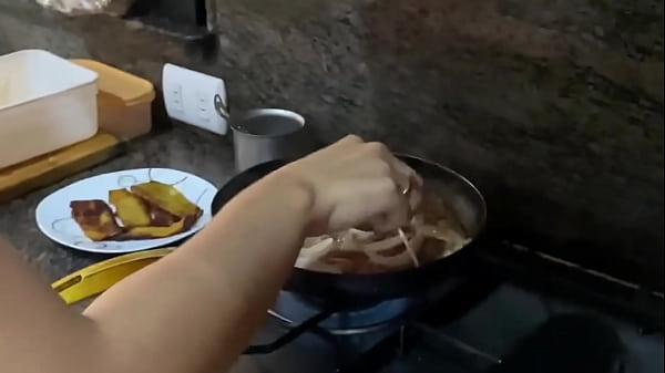Sirvienta Colombiana Me Cocina Mientras Me Coge, Me Chupa La Verga Y Termino En Sus Enormes Tetas