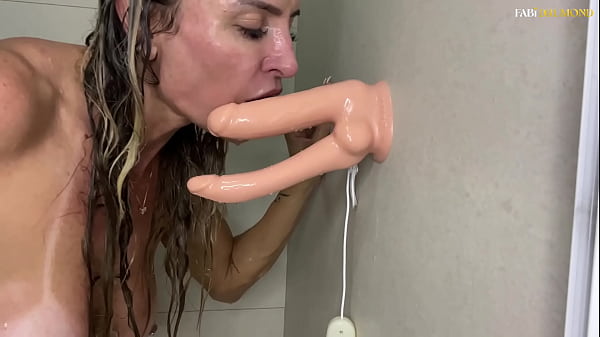 Gata fodendo o cuzinho e buceta no banho – Fabi Drumond