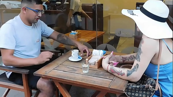 mi madrastra puta se trae un  tipo  de un  bar sercano y se hace  meter enorme pija en  el  culo