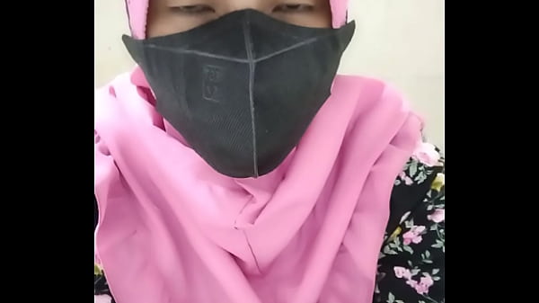 Adik tiri hijab sedang colmek untuk pacarnya