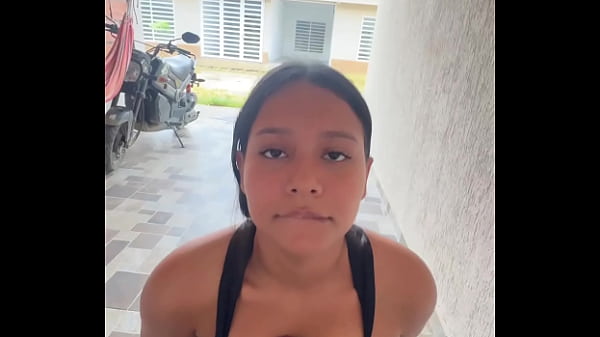colombiana cachonda le saca el pene a su novio en la calle y se lo mama