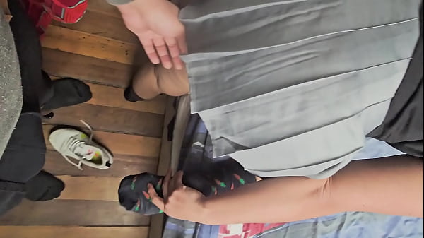 Le veo el culo a mi hermanastra mientras esta haciendo su cama la putita le gusta que la vea dialogos en español